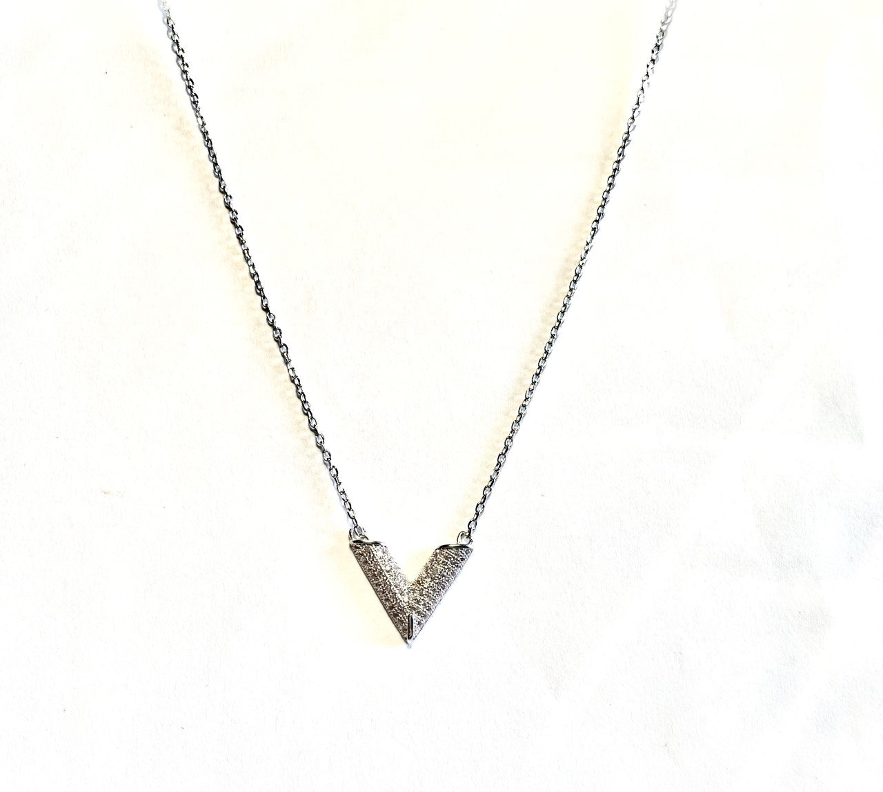 V-formet halskæde i sterlingsølv m. pink eller hvide zirkoner(925S)